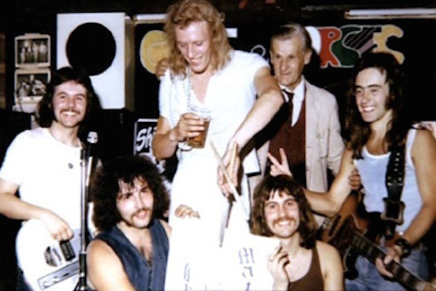 Una navidad de 1975 Steve Harris formaba  una de las bandas más legendarias de Heavy Metal: IRON MAIDEN. 

La primer alineación la completaban Dave...