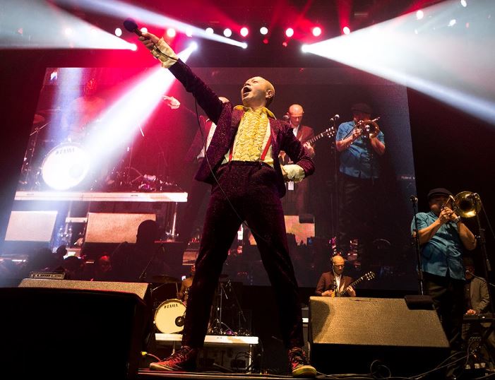 En el Palacio de los Deportes - Reseña