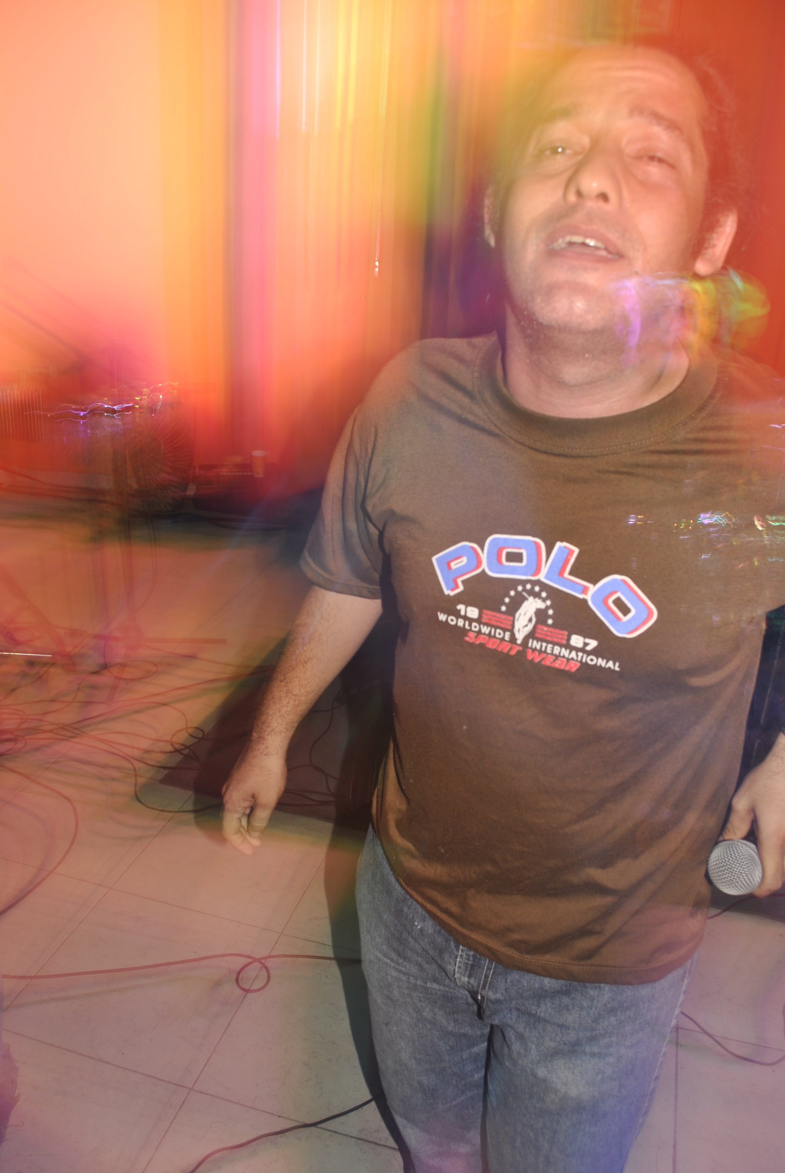 Que Onda Banda:

Sábados como el de ayer no se olvidan fácilmente, el sudor, el olor a tabaco y a alcohol, el baile, la música, la paz y la rebelión...