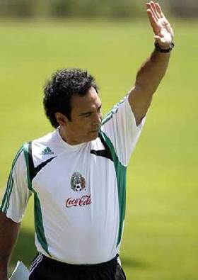Hoy Hugo Sanchéz cumple un año, como director técnico del TRI.  Para mi ha hecho un trabajo de regular a malo, ha tenido muchas broncas con el manejo...