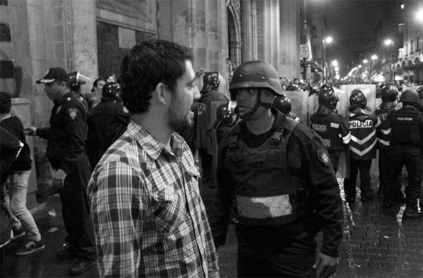 Sábado 1 de octubre. Pasan de las ocho de la noche en el corredor peatonal Madero del Centro Histórico de la Ciudad de México. Hay una ligera llovizna...