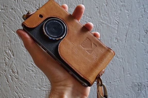 Con un chasis retro con estuche de cuero incluido, <b> Kodak</b>, la legendaria marca de cámaras fotográficas, está de regreso con un smartphone para...