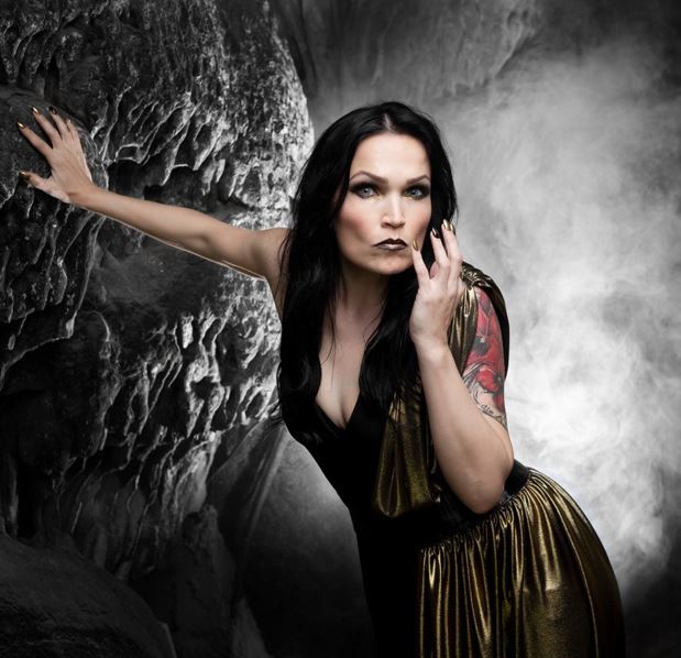 Después de compartir un video lírico de Dead Promises, Tarja revela la portada, la lista de canciones y la fecha de lanzamiento de su nuevo álbum In T...