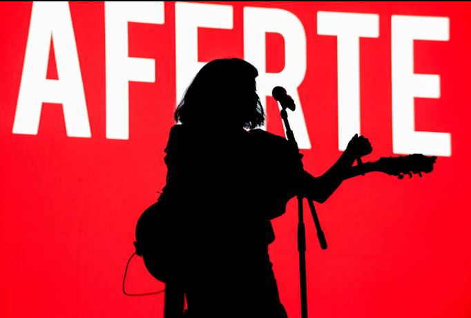 Los fans gritando 'Interpol,  Interpol' en la presentacin de Mon Laferte