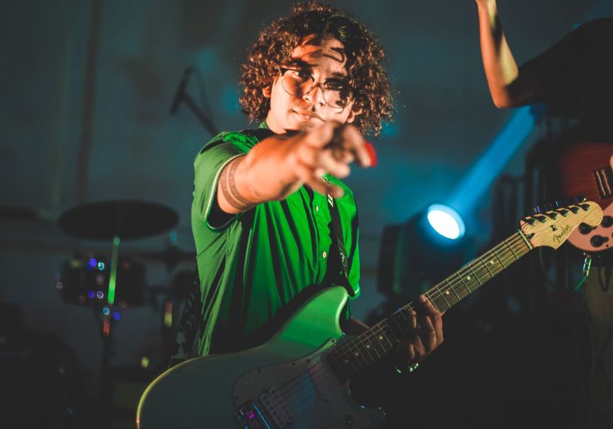 
Denloc se formó en Denver pero su corazón está en Colima. Su música entonces suena a esa fusión entre lo estadounidense y mexicano; mucha influencia...