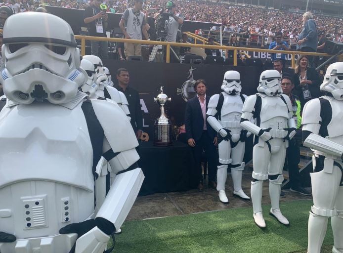 Con motivo del estreno de STAR WARS: EL ASCENSO DE SKYWALKER, los icónicos personajes de la saga se sumaron a la celebración de la final de la Copa pa...