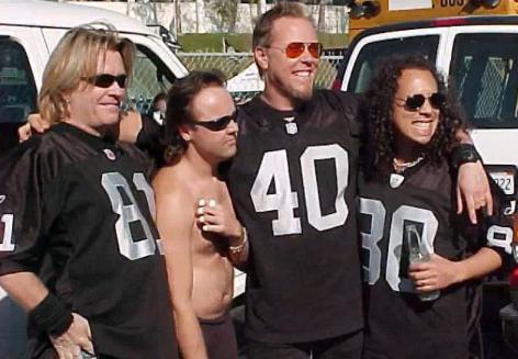 El rock y el fútbol americano han estado muy juntos durante décadas, grandes temas de rock amenizan cada estadio de la NFL durante la temporada. 