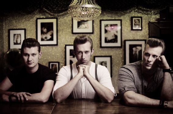 <B>THE BASEBALLS
PRESENTAN: 