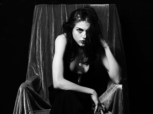 Frances Bean Cobain, a los 19 años, ha dejado de ser una adolescente y se ha convertido en una mujer de aspecto siniestro, mirada profunda y con unos...