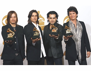 Dedica Jaguares su Grammy a los 45 millones de pobres en México