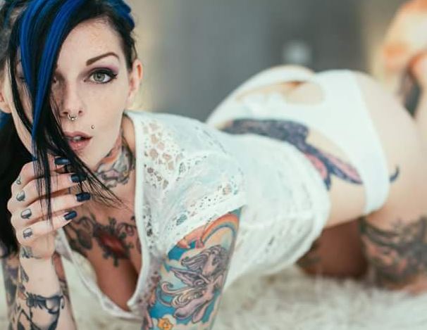 Las suicide girls son reconocidas mundialmente por ser chicas con muchos tatuajes, perforaciones en diferentes partes del cuerpo, así como looks rocke...