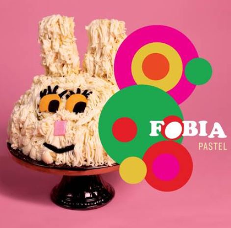 Celebra 30 años con Pastel en mano