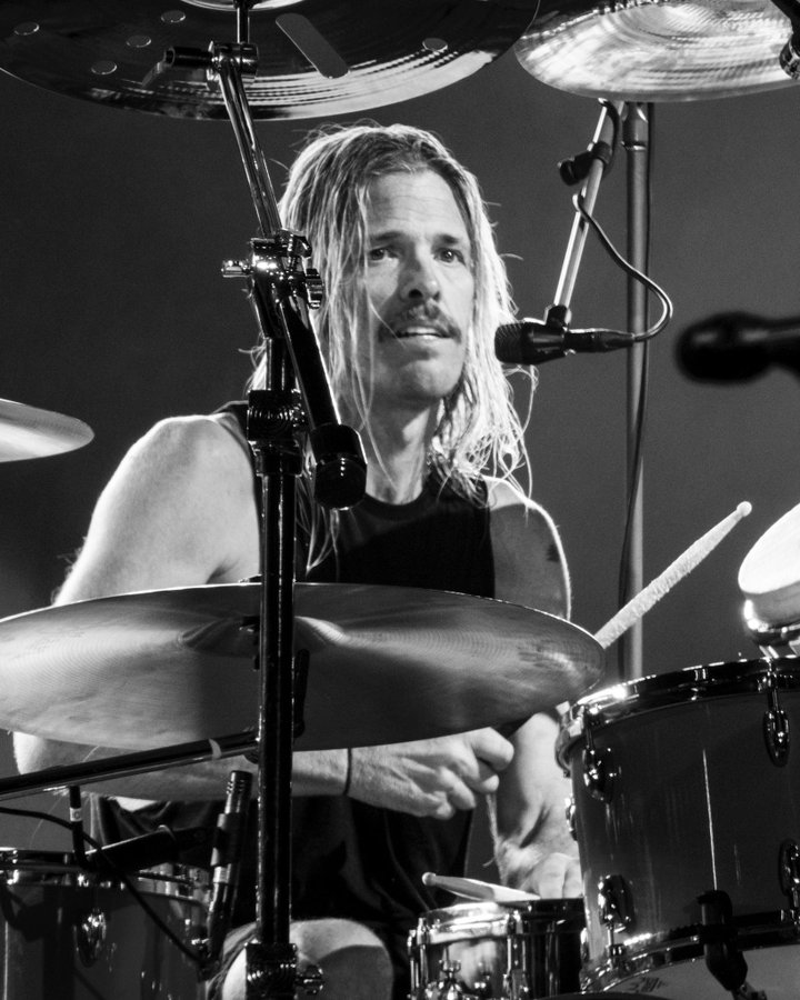 TAYLOR HAWKINSBaterista de Foo Fighters, en paz descanse, descanse en paz taylor hawkins