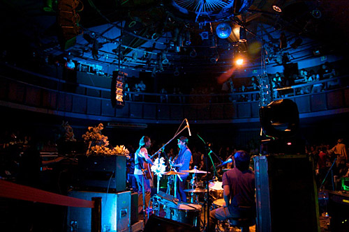 BROKEN SOCIAL SCENE23 Octubre - Lunario, 