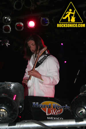 FOTO DE LOS AMANTES DE LOLA EN EL HARD ROCK LIVE