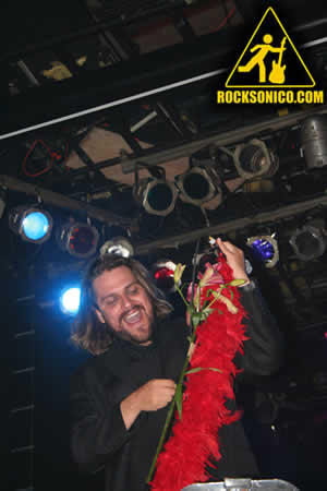 FOTO DE LOS AMANTES DE LOLA EN EL HARD ROCK LIVE