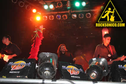FOTO DE LOS AMANTES DE LOLA EN EL HARD ROCK LIVE