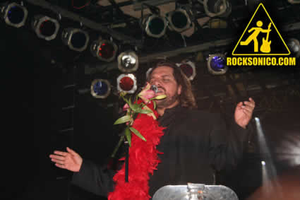 FOTO DE LOS AMANTES DE LOLA EN EL HARD ROCK LIVE