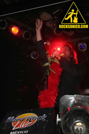 FOTO DE LOS AMANTES DE LOLA EN EL HARD ROCK LIVE